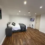 Cozy Studio Flat, 7Mins From Centre, Parking, Wifi & Netflix