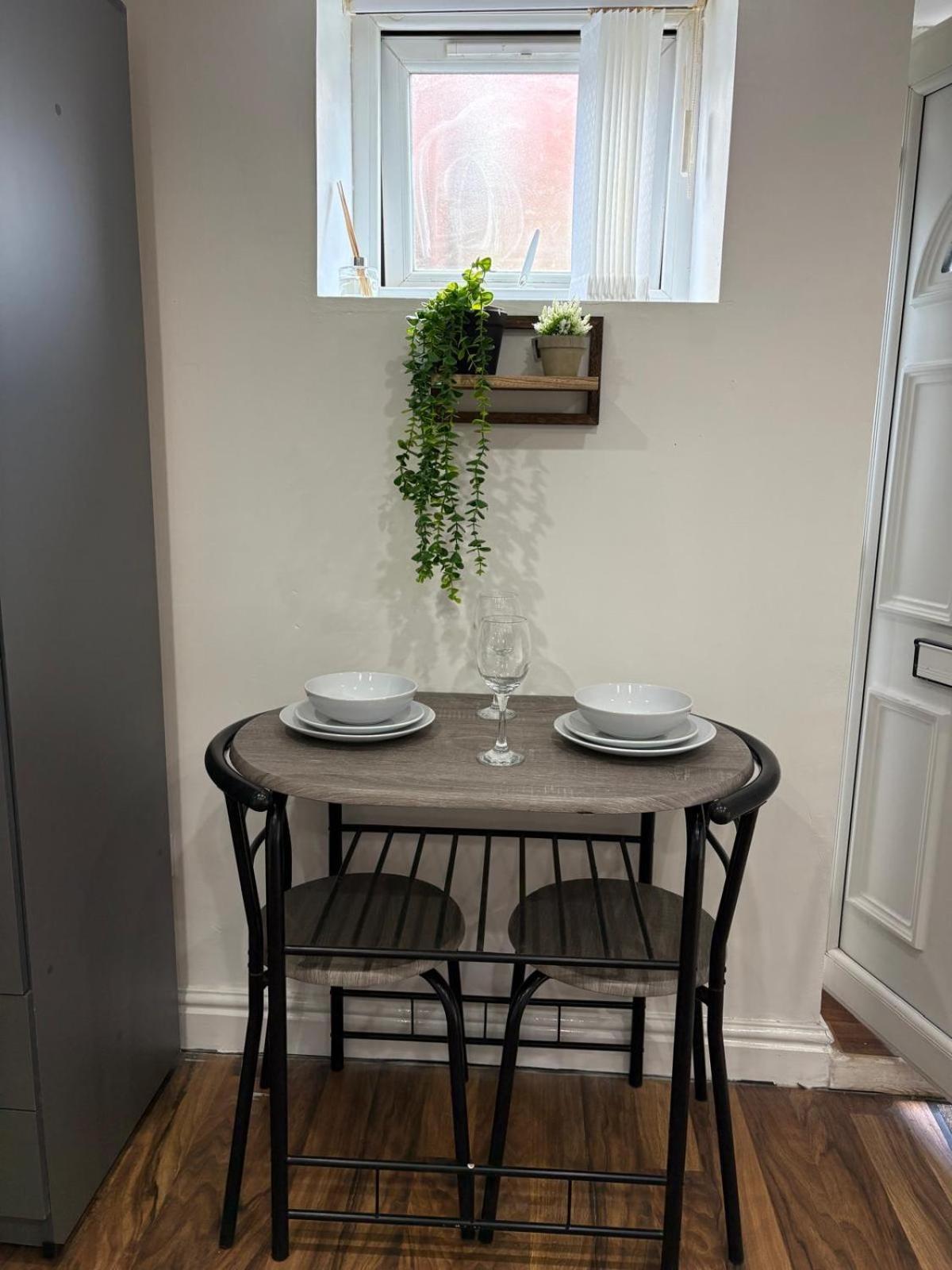 Cozy Studio Flat, 7Mins From Centre, Parking, Wifi & Netflix *
